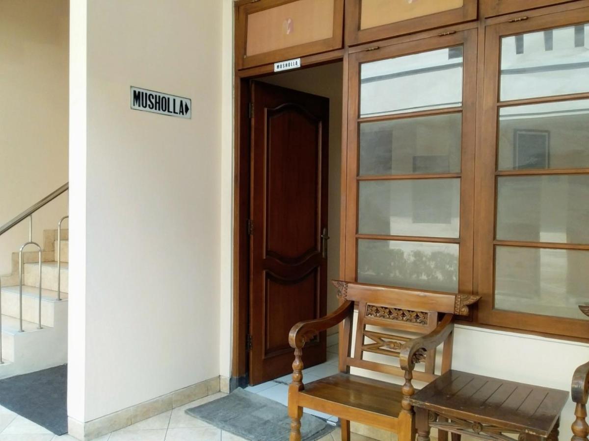 Malioboro Inn Hotel Джокьякарта Экстерьер фото