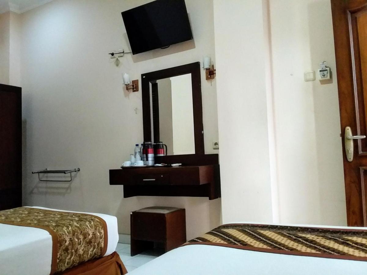 Malioboro Inn Hotel Джокьякарта Экстерьер фото