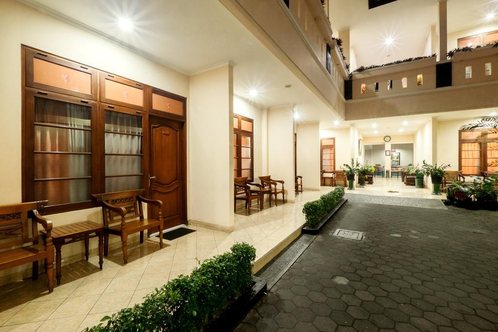 Malioboro Inn Hotel Джокьякарта Экстерьер фото